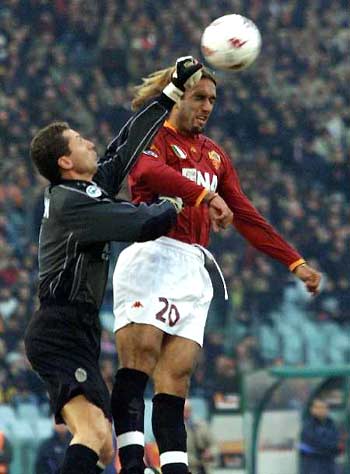 惊魂一幕！后脑勺撞膝，杨瀚森险些受伤，幸无大碍啊！